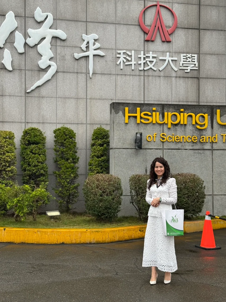 Ban lãnh đạo AVB thăm trường tại Đài Loan