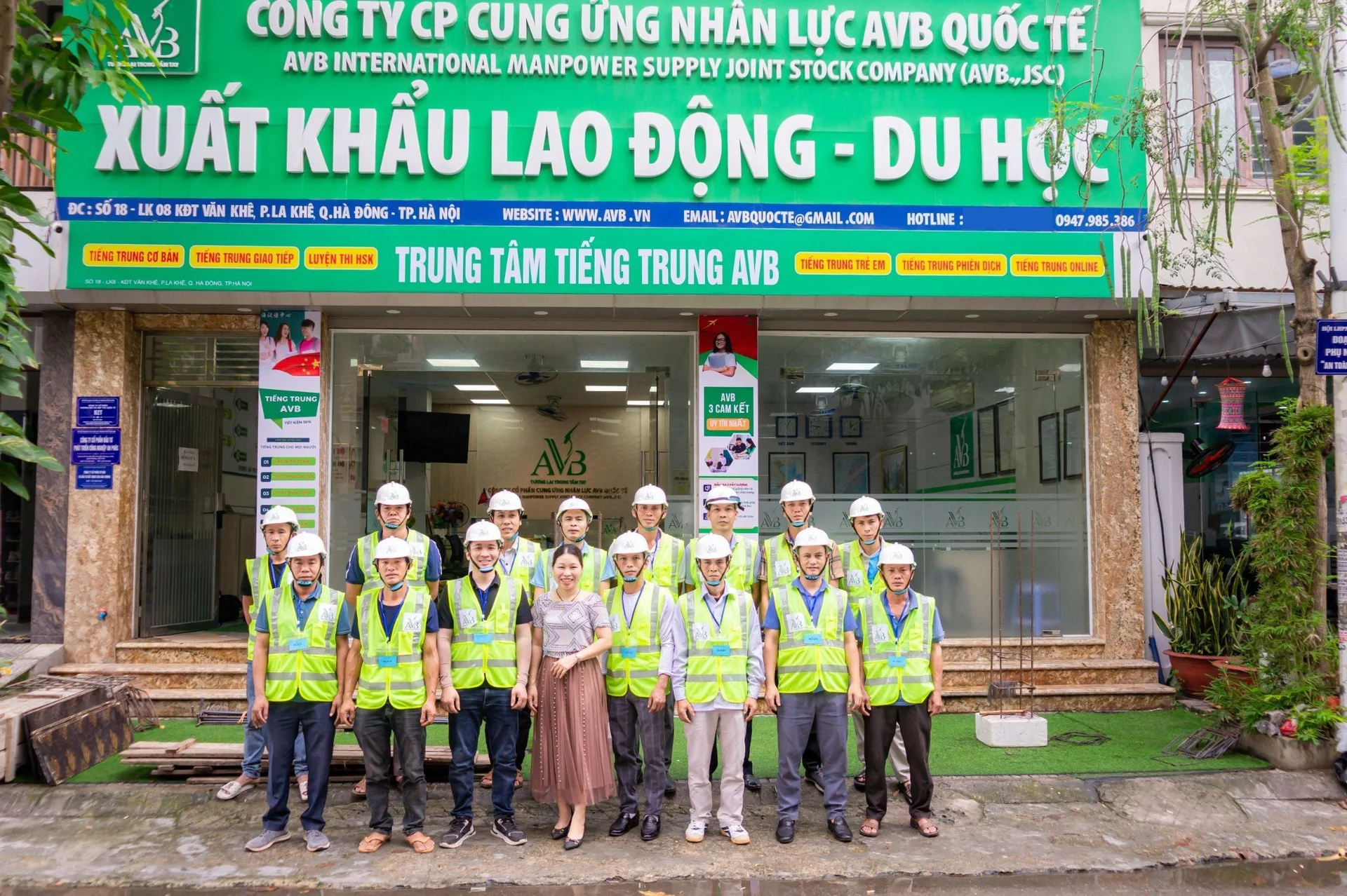 Ứng viên tập trung thi tuyển trước văn phòng AVB