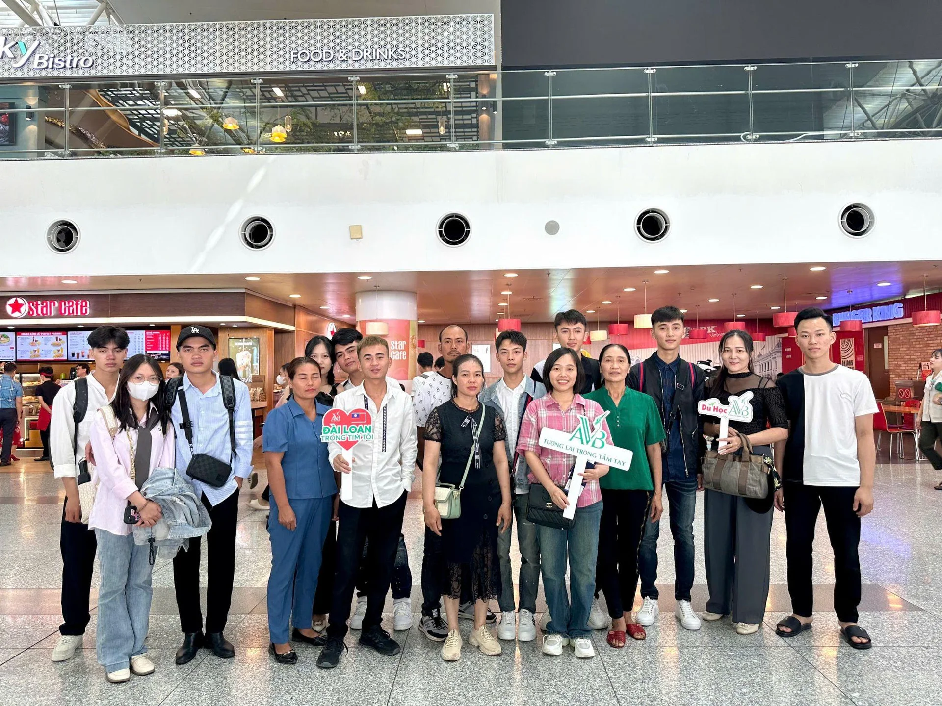 Đoàn du học sinh AVB tại sân bay