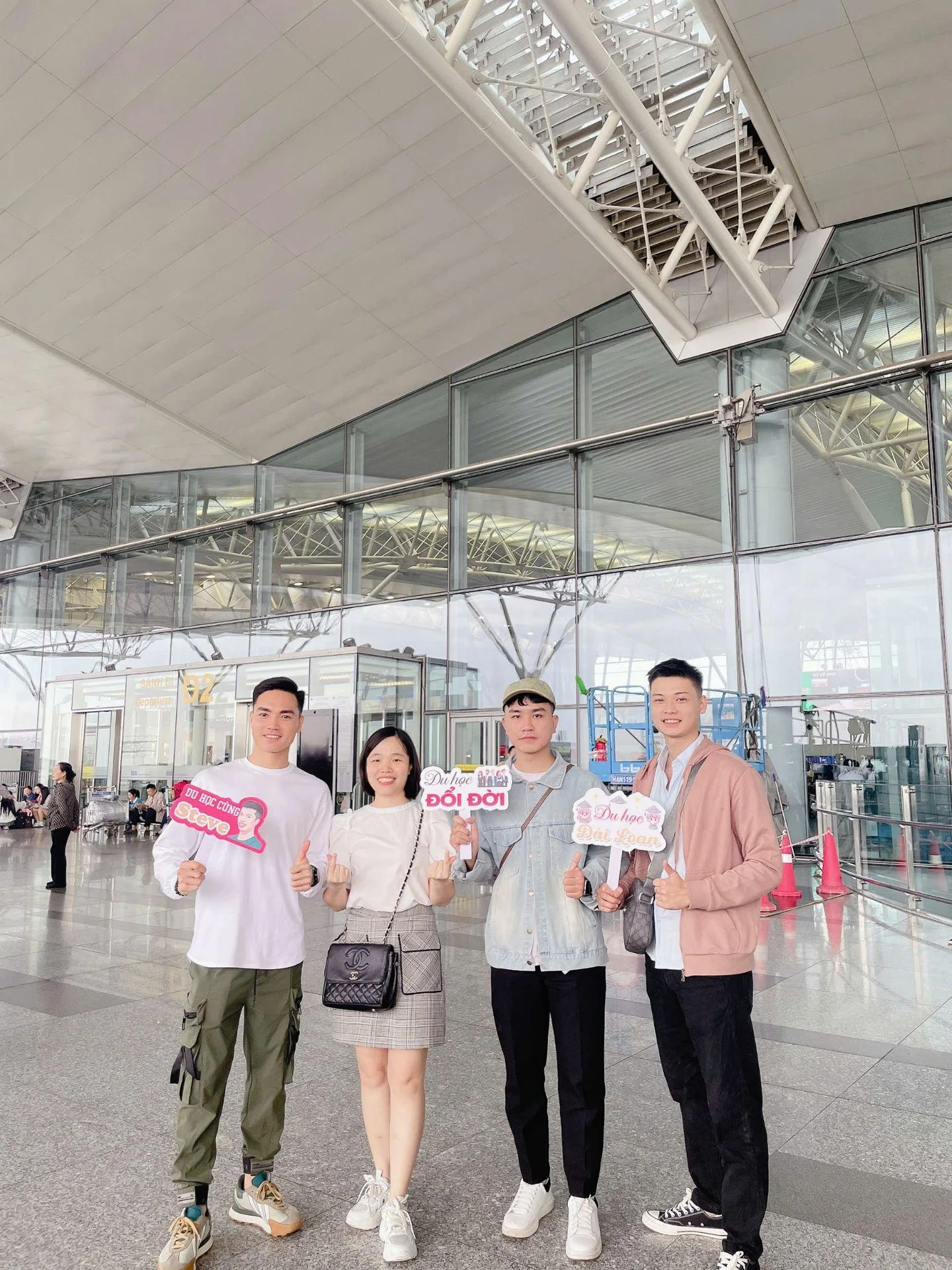 Du học sinh AVB tại sân bay ngày lên đường