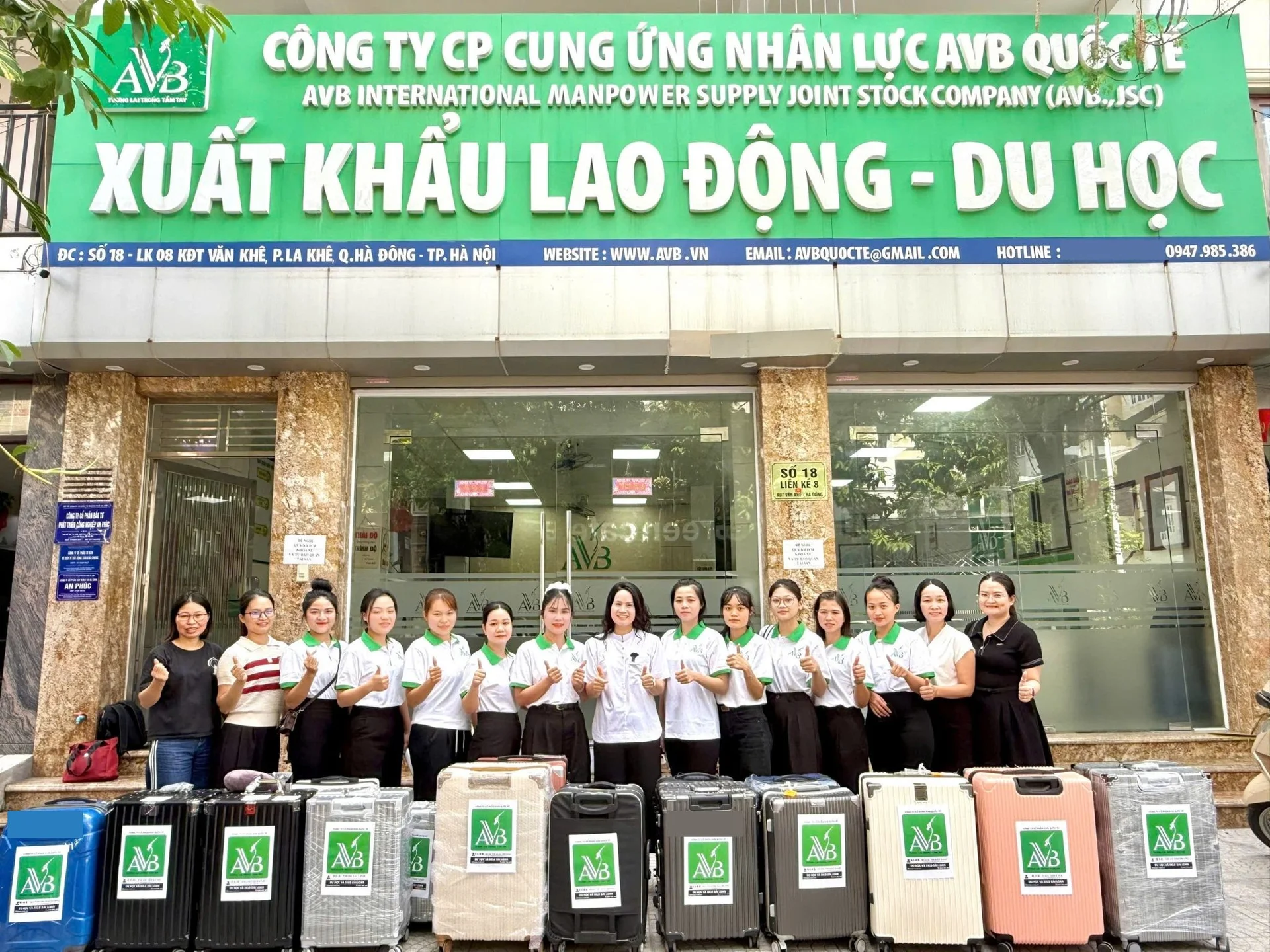 Người lao động AVB trước văn phòng công ty ngày xuất cảnh