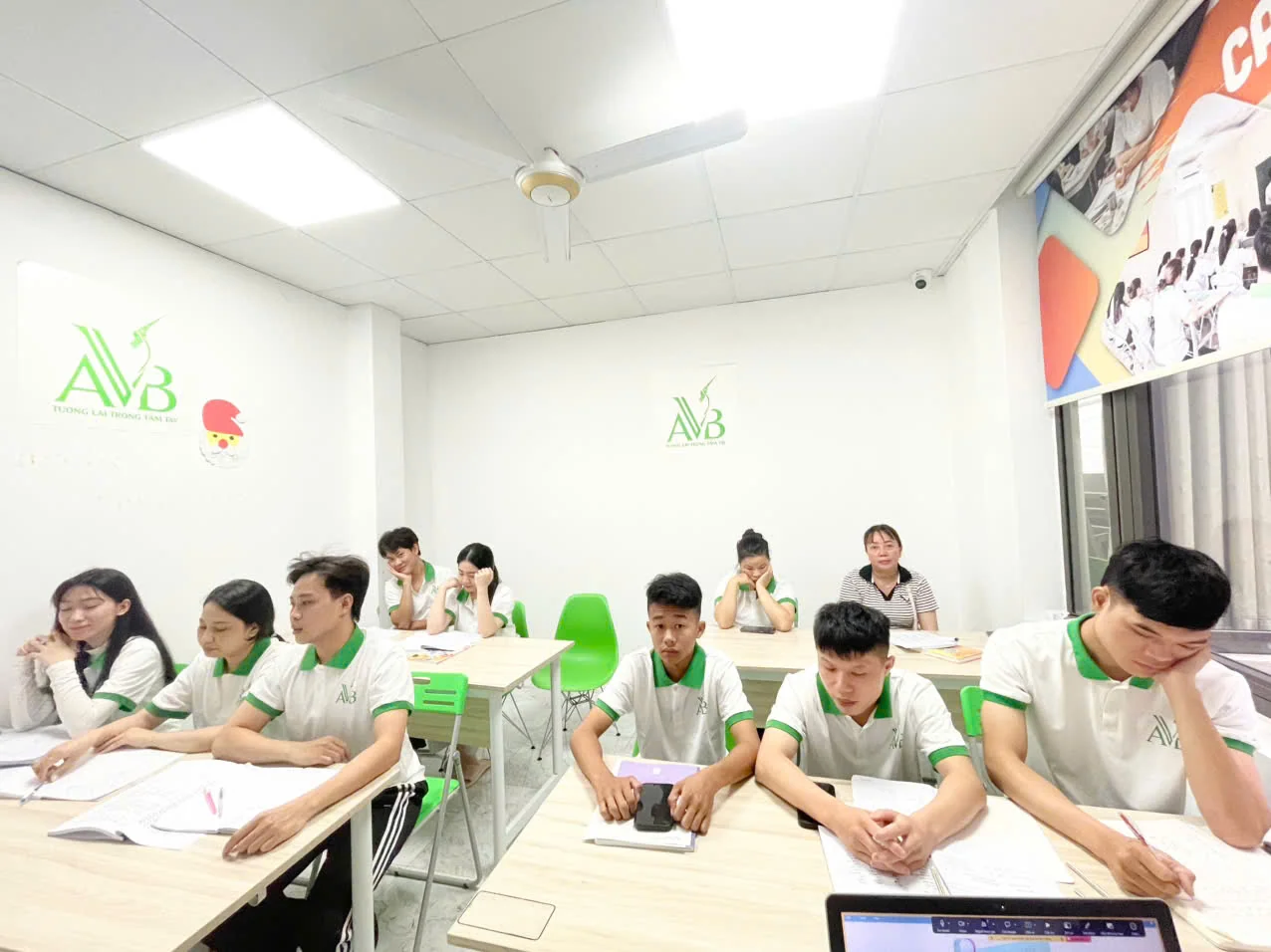 Lớp học tại AVB