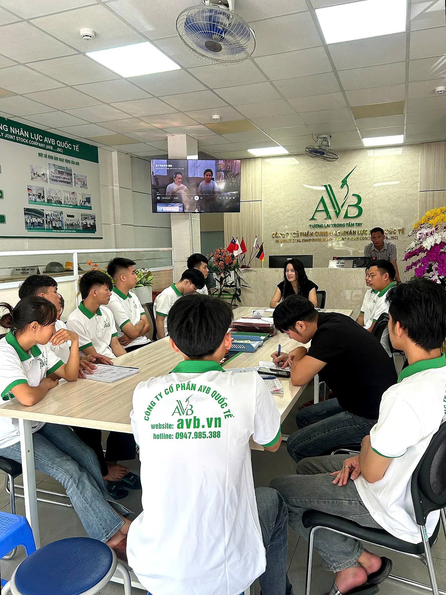 Học viên tập trung ôn thi tuyển tại AVB