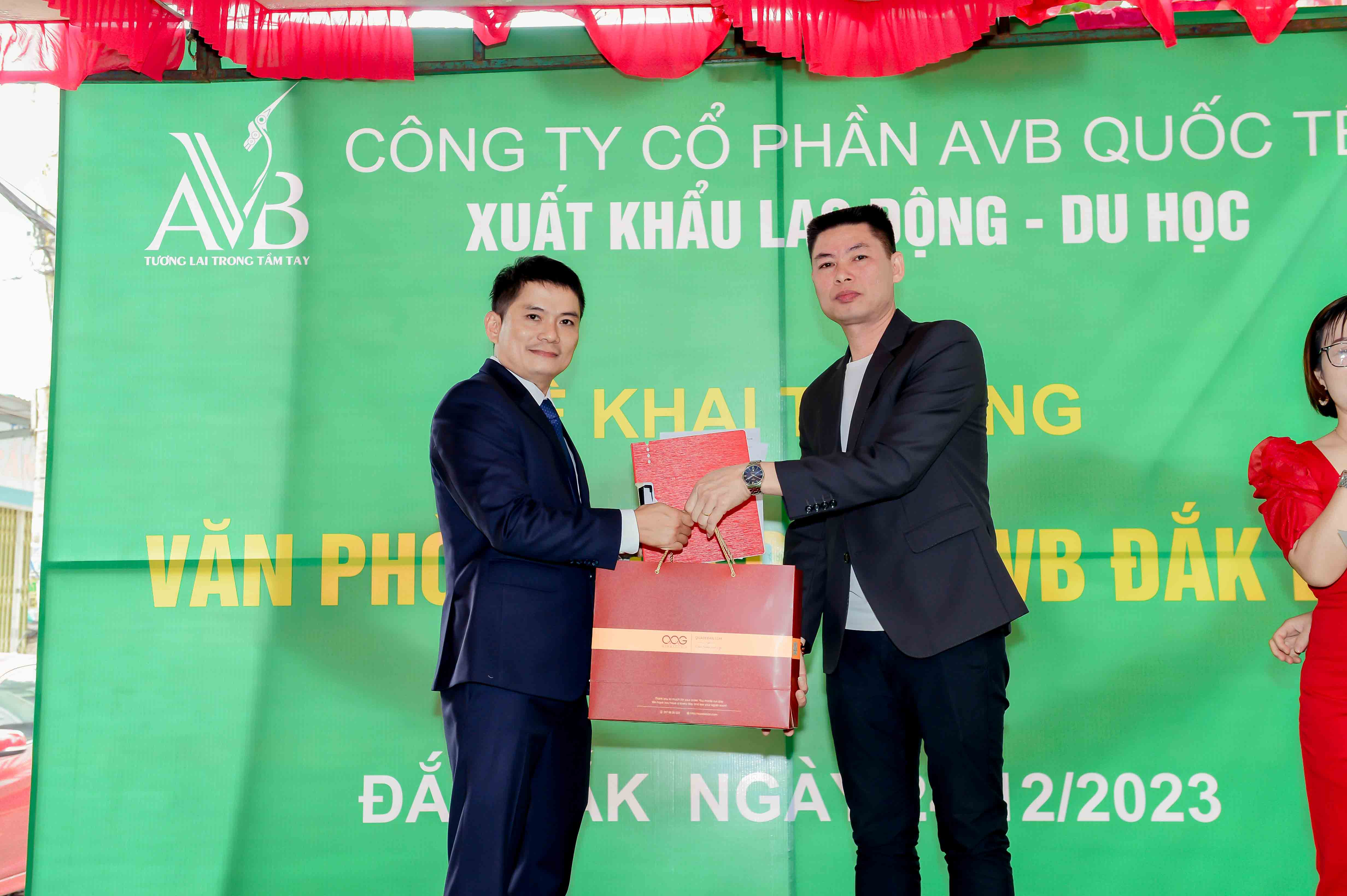 Ông Phan Xuân Thi Trưởng đại diện VP Đăk Lăk lên phát biểu cảm nhận và cám ơn 