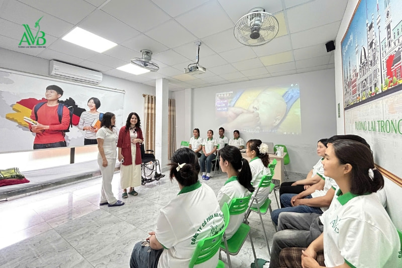 Hình ảnh các lao động học hộ lý tại công ty cổ phần AVB Quốc tế